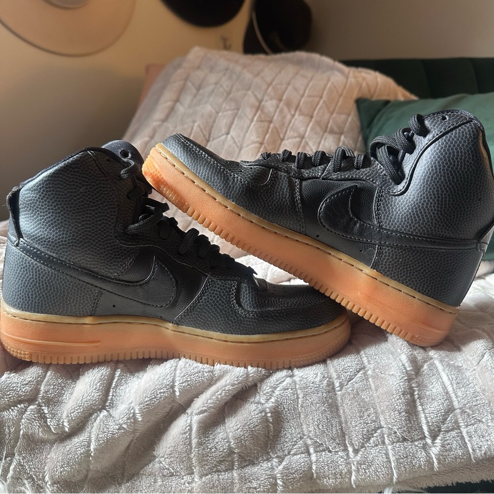 Women’s Nike Air Force 1 High “Black Gum” Size 7